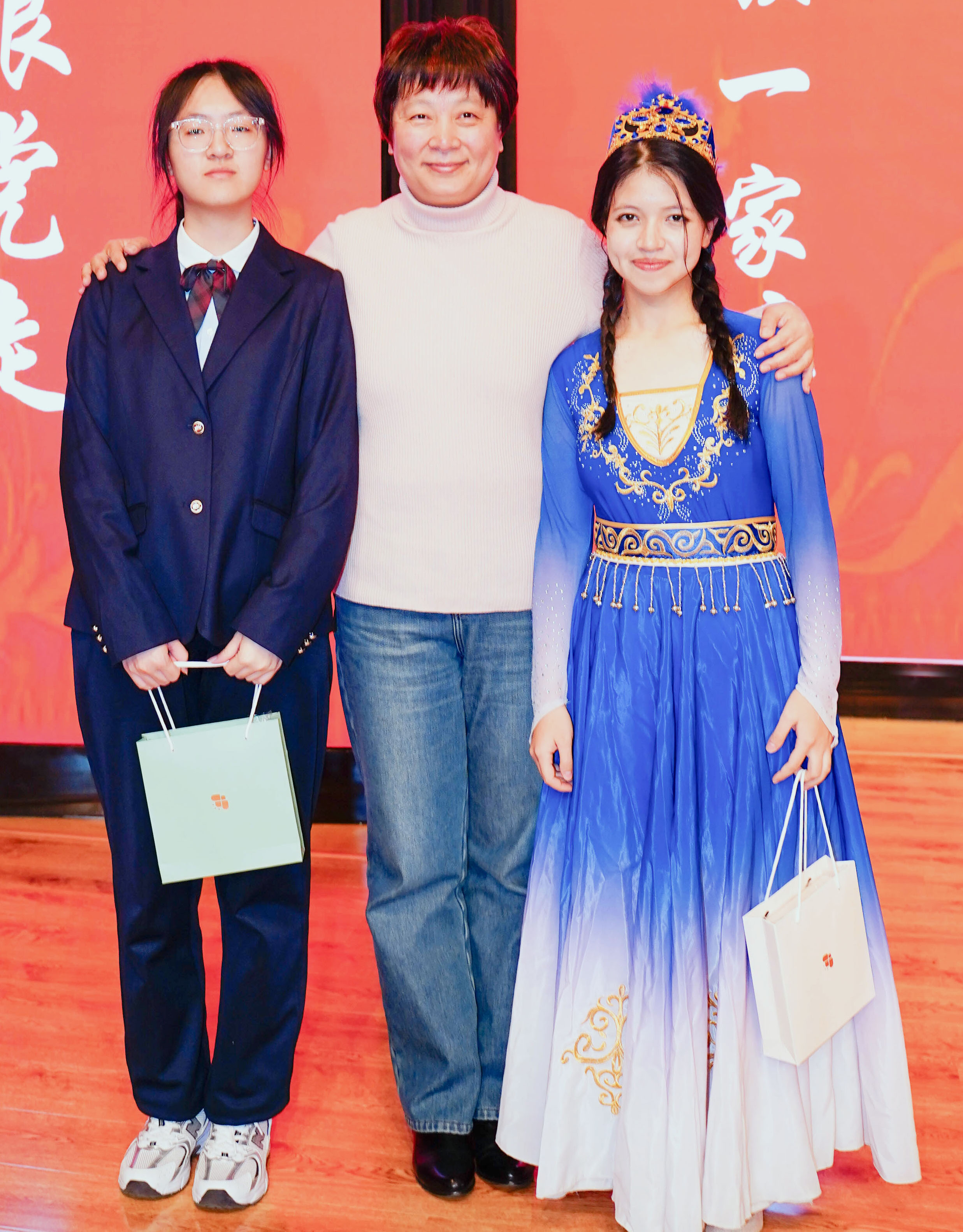 合作商会领导与新疆学子结亲，传递爱心与温暖