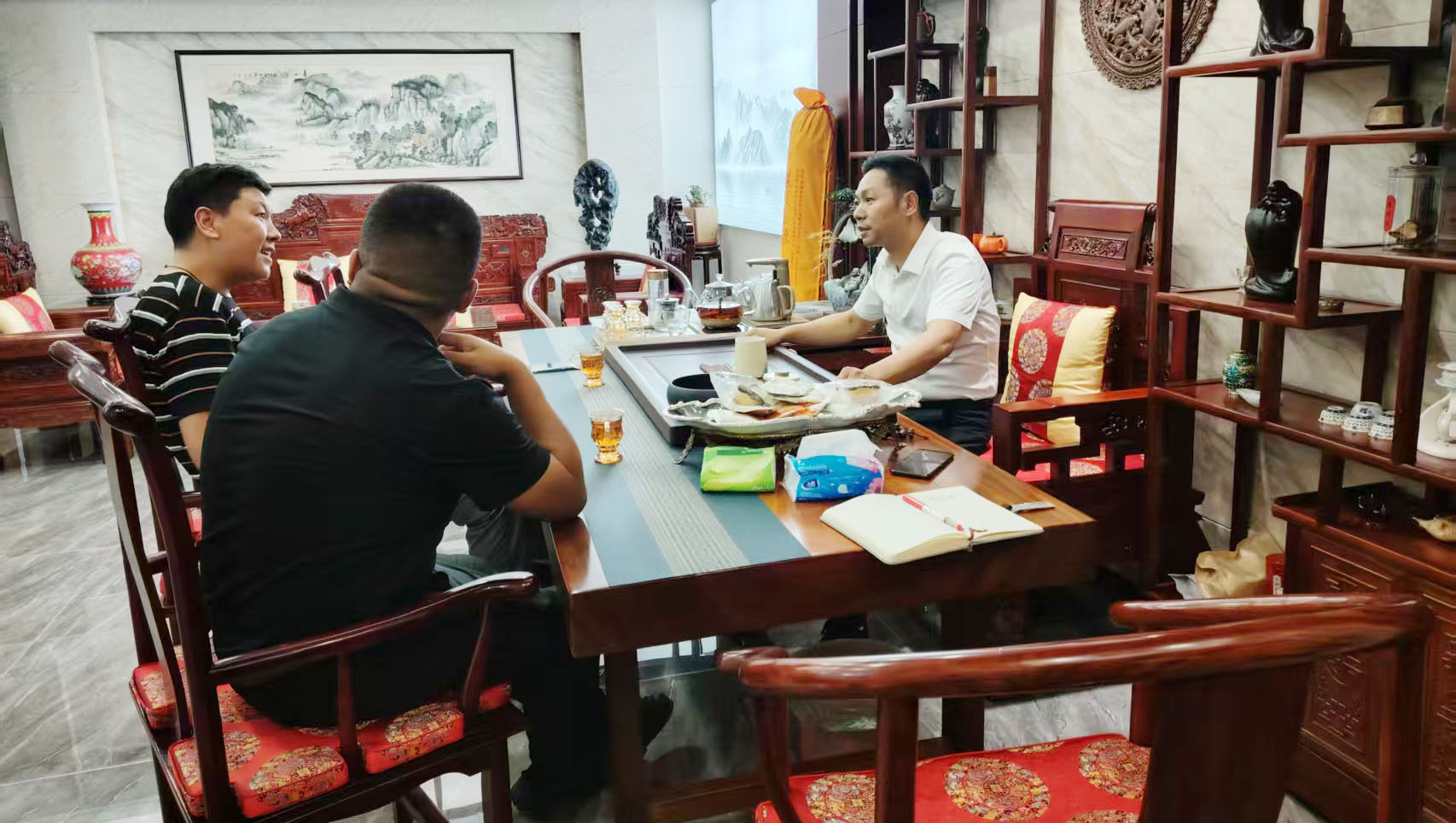 区工商联专职副主席洛松陈列来我会开展走访调研活动